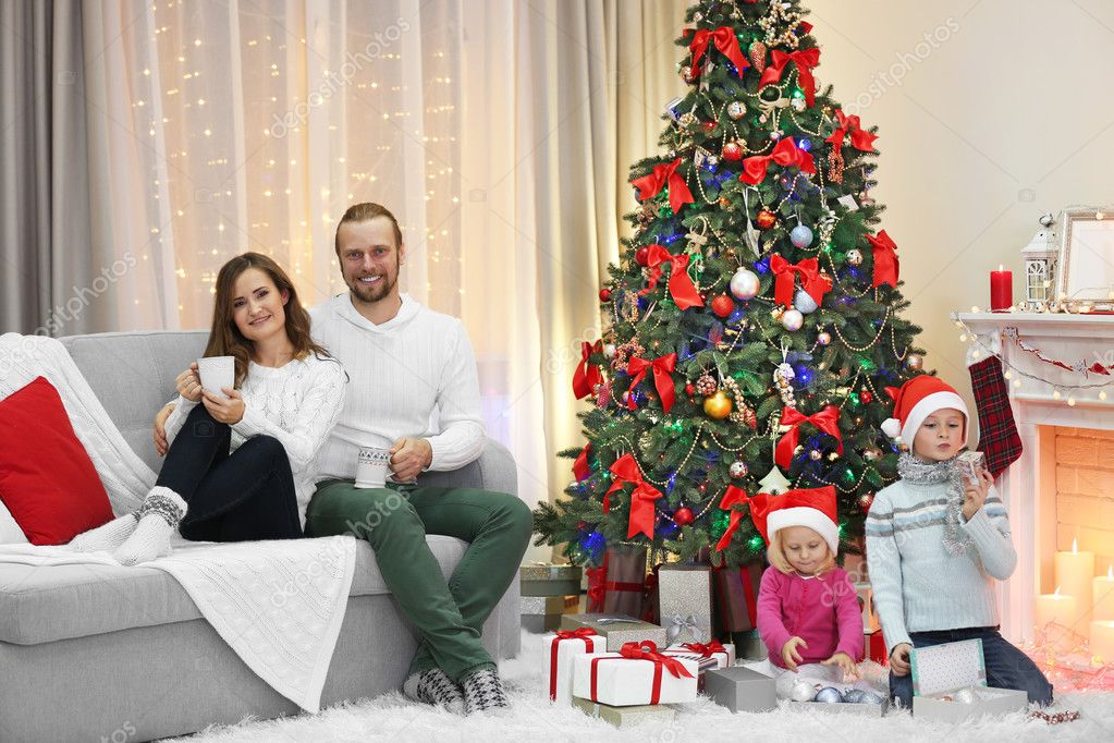 Kerst familie in vakantie woonkamer — Stockfoto © belchonock #92775252 Kerst familie in vakantie woonkamer — Stockfoto © belchonock #92775252