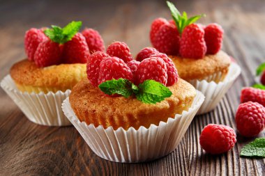 Lezzetli kek çilek ve ahşap masa üzerinde taze nane ile yakın çekim