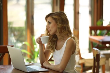 Dizüstü bilgisayarı olan genç kadın 