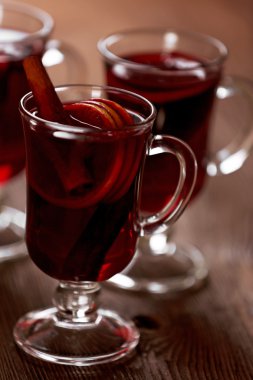 Mulled şarap ahşap masa, yakın çekim