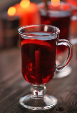 Mulled şarap ahşap masa, yakın çekim