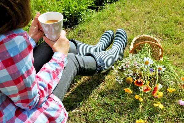 Молодая женщина с чашкой кофе — стоковое фото