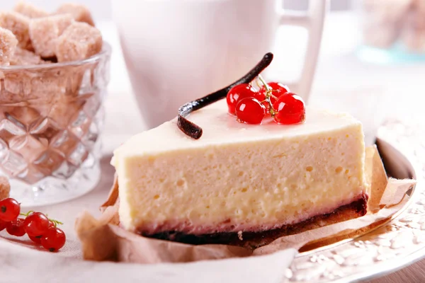 Sabroso pastel de queso con bayas en la mesa de cerca — Foto de Stock