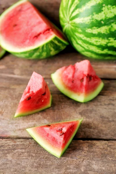 Färsk skivad vattenmelon trä bakgrund — Stockfoto