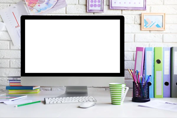 Moderner Arbeitsplatz mit Computer auf dem Tisch — Stockfoto