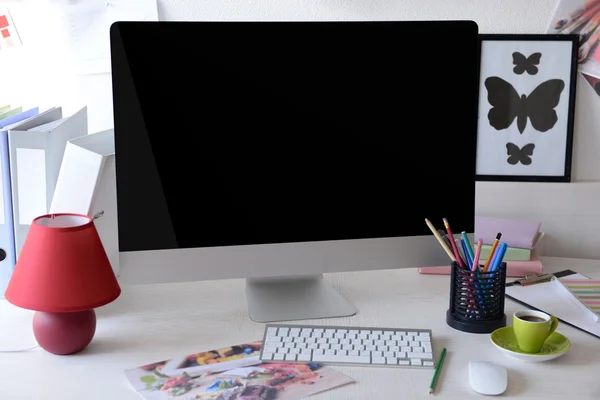 Moderner Computer auf dem Tisch im dekorierten Raum — Stockfoto