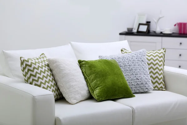 Sofa mit bunten Kissen — Stockfoto