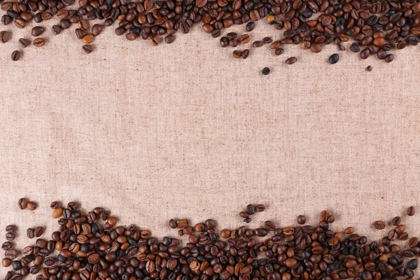 Frame of roasted coffee beans on the linen fabric — Stock Photo, Image