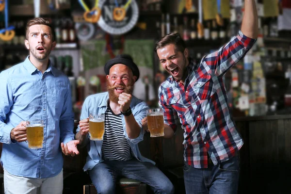 Νεαροί άνδρες με μπύρα — Φωτογραφία Αρχείου