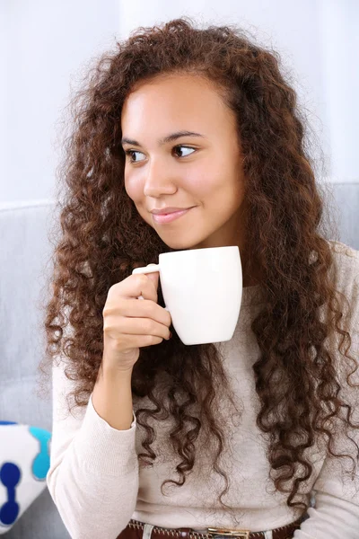 ปิดรูปสาวสวย ดื่มกาแฟบนพื้นหลังสีขาว — ภาพถ่ายสต็อก