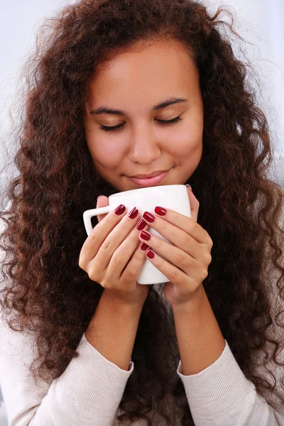 Ganska ung kvinna dricker kaffe, närbild — Stockfoto