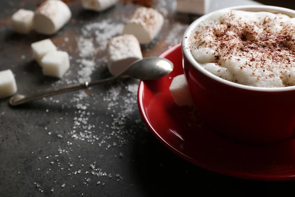 Tazza di caffè e dolci su sfondo nero in legno — Foto Stock