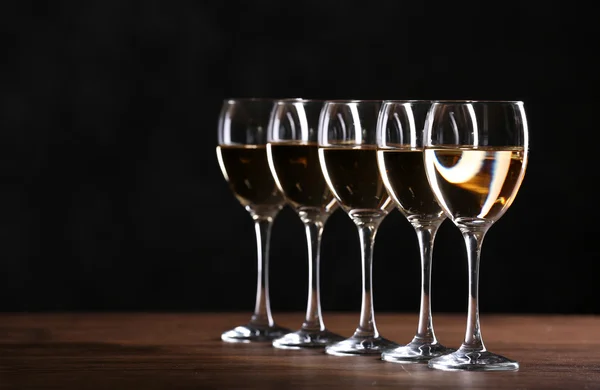Mitad copas de vino llenas en una mesa — Foto de Stock
