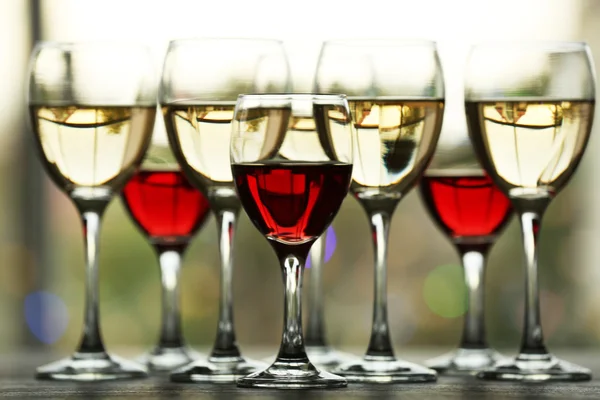 Copas de vino con vino en una mesa afuera — Foto de Stock