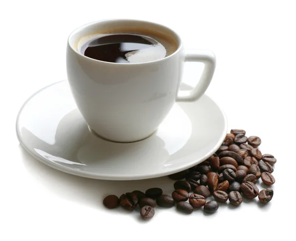 Een kopje van smakelijke drank en verspreide koffie korrels, geïsoleerd op wit — Stockfoto