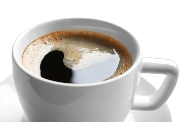 Uma xícara de café saboroso, isolado em branco, close-up — Fotografia de Stock