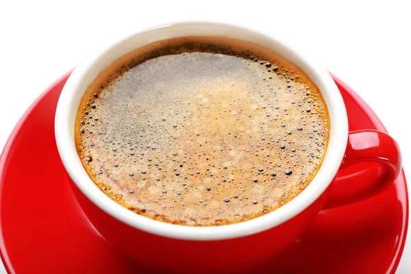 Червона чашка смачної кави, ізольована на білому, крупним планом — стокове фото