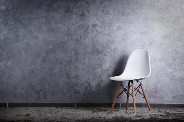 Concepción elegante con una silla blanca sobre fondo gris —  Fotos de Stock