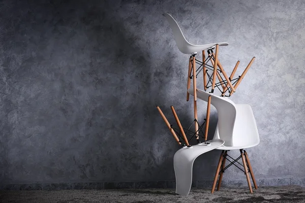 Stylowe poczęcia z białe krzesła na szarym tle — Zdjęcie stockowe