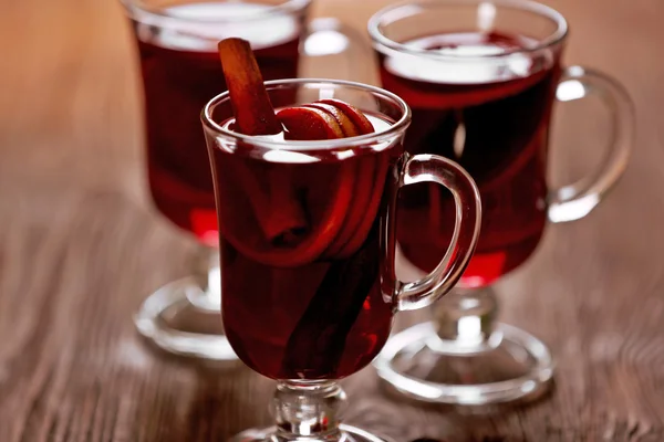 Vinho quente na mesa de madeira — Fotografia de Stock