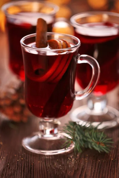 Glögg på träbord, närbild — Stockfoto