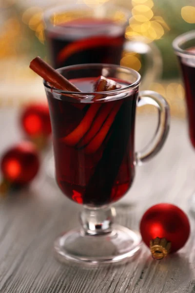 Glühwein auf Holztisch, Nahaufnahme — Stockfoto