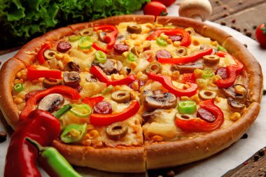 Delicious pizza ile sebze, dilimlenmiş yakın çekim
