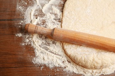 Pizza için Hamur ve ahşap masada merdane.