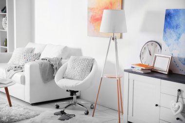 Oturma odasının içinde.