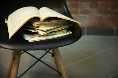 Bir yığın eski kitap.