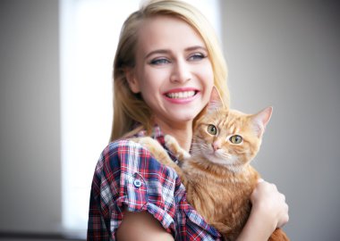 Genç kadın ile ellerini, kırmızı kedi poz kapat