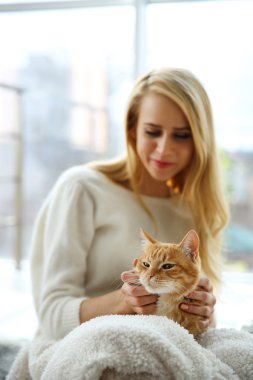 Çekici kadın kırmızı kedi ile poz