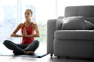 Genç kadın odaya meditasyon