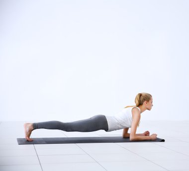 Genç kadın ne yoga egzersizleri