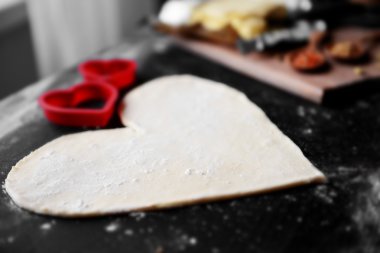 Pişmemiş kalp bisküvi bir tablo şeklinde