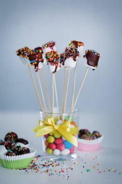 Çikolata, sopa ile lezzetli şekerleme yakın çekim