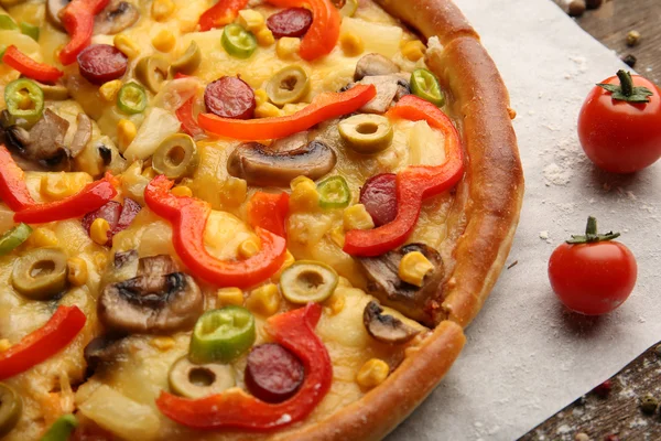 Deliciosa pizza en rodajas con verduras, primer plano —  Fotos de Stock