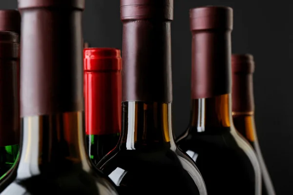 Botellas de vino cuello sobre fondo oscuro, de cerca —  Fotos de Stock