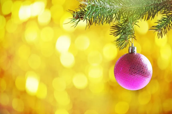 モミ枝とキラキラ背景にクリスマス安物の宝石 — ストック写真