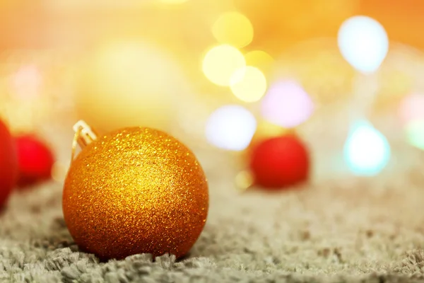 Weihnachtskugeln auf defokussiertem Hintergrund — Stockfoto