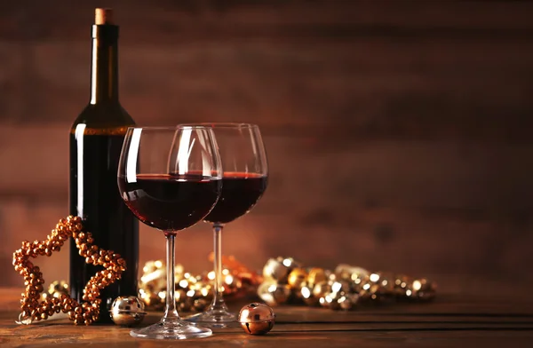 Rött vin och Christmas Ornament på träbord på trä bakgrund — Stockfoto