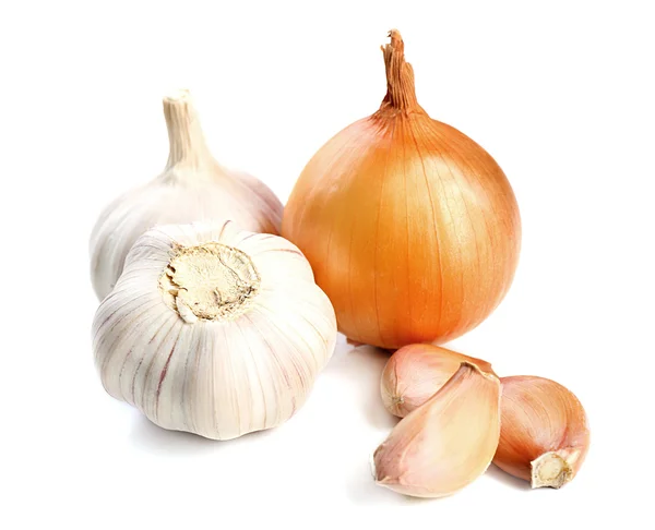 Knoblauch und Zwiebel auf weiß — Stockfoto