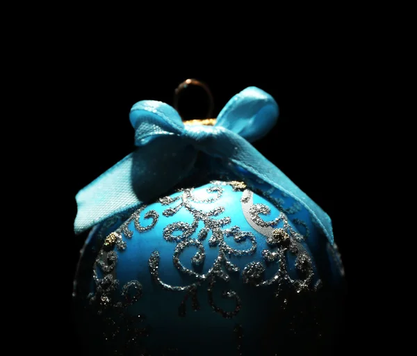 Siyah arka plan üzerinde güzel bir Noel top — Stok fotoğraf