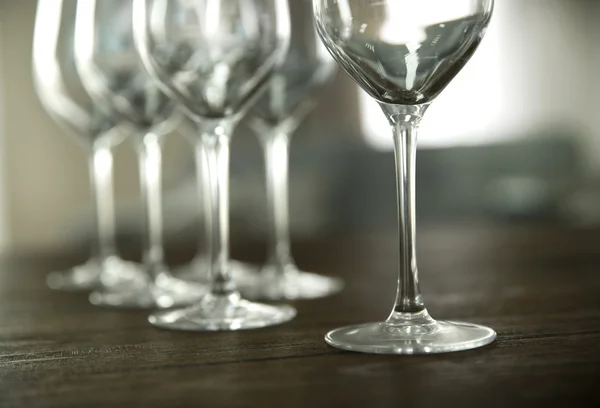 Prázdné sklenice na dřevěný stůl rozostřeného pozadí — Stock fotografie