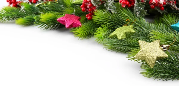 Weihnachtsbaumzweig mit roten Beeren und Dekorationen auf weißem Hintergrund — Stockfoto