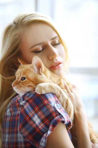 젊은 여자 손에, 빨간 고양이 포즈를 닫습니다. — 스톡 사진