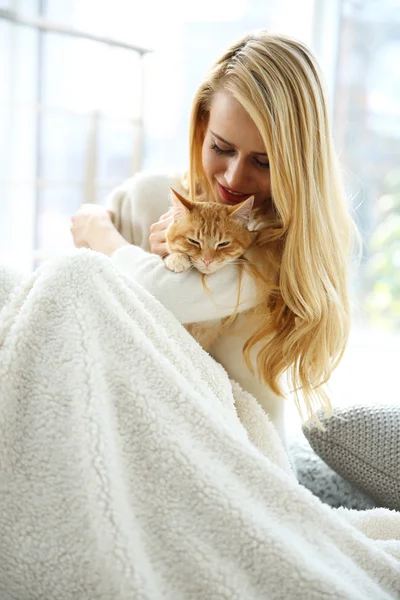 Mulher atraente posando com gato vermelho — Fotografia de Stock