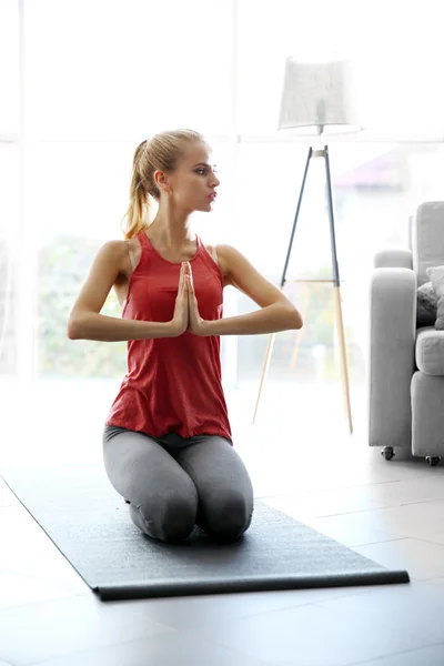 Genç kadın odaya meditasyon — Stok fotoğraf