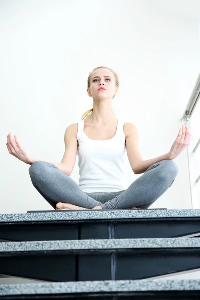 Giovane donna fare esercizio di yoga - meditazione, primo piano — Foto Stock