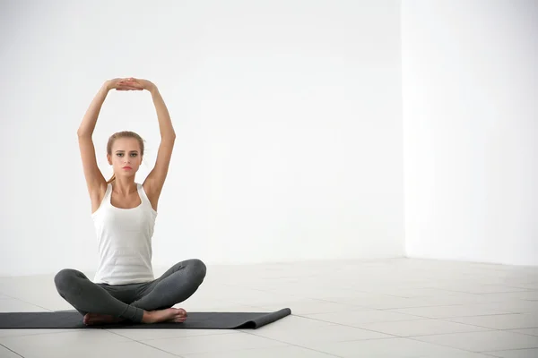 Junge Frau macht Yoga-Übungen - Meditation — Stockfoto